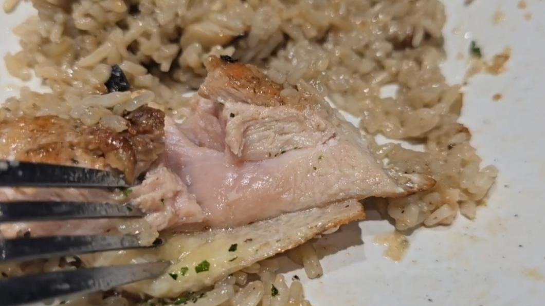 「生雞肉」端上桌！她吃到頭暈還做惡夢　黑浮咖啡道歉了