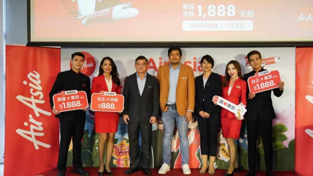 左起泰亞航首席執行長Santisuk Klongchaiya,AirAsia 長程運輸首席執行長Benyamin Ismail,日本台灣交流協會經濟部主任柏木彩。（圖／亞洲航空提供）