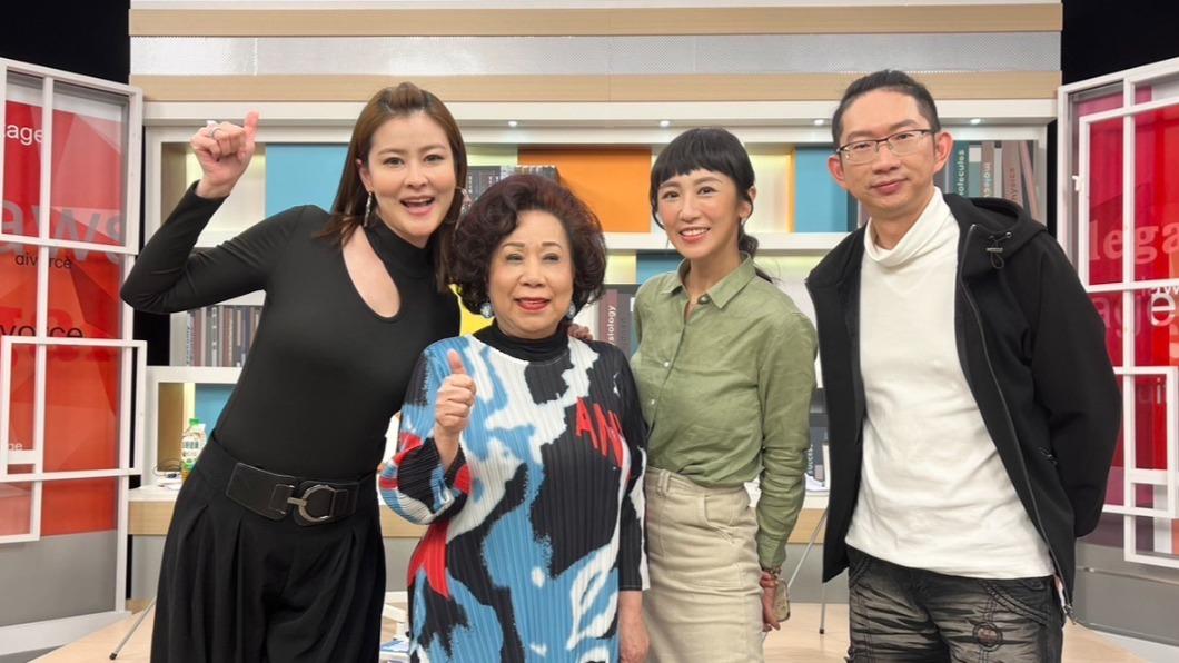 兩性專家黃越綏(左二)建議蔡允潔(右二)去看心理諮商。(圖/和展影視提供)