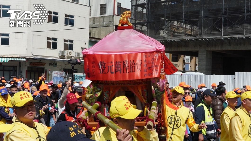 白沙屯媽祖轎頂有金色「繡球祥獅」。（圖／TVBS）