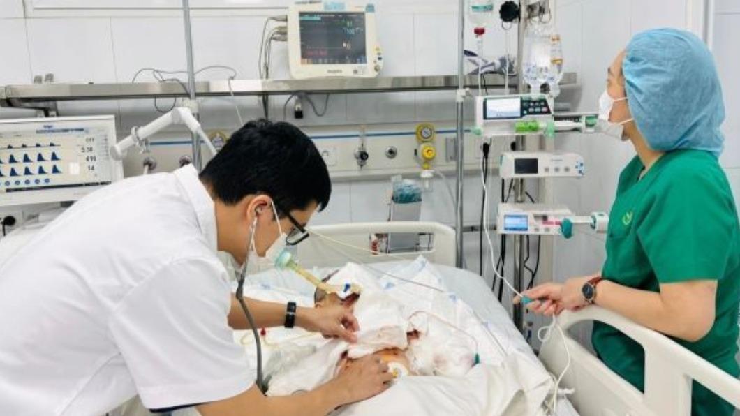 越南少年讀書「二手筆電突爆炸」 摘眼球、截肢左臂搶救仍不治