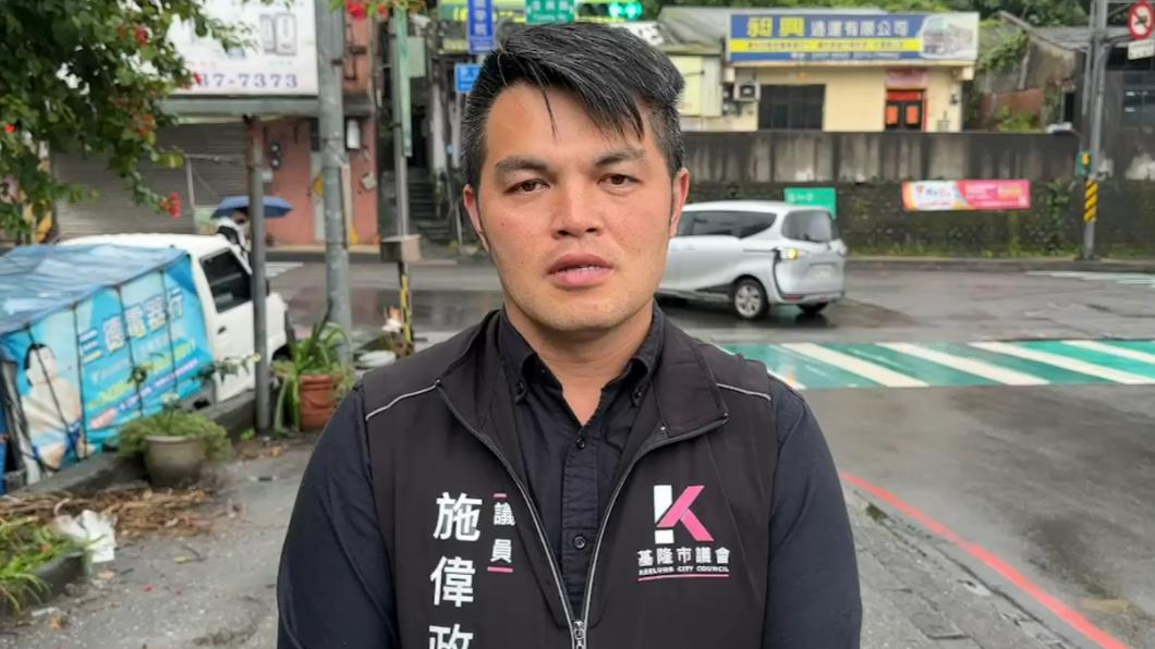基隆市議員施偉政表示,標語雖然詼諧但對家庭關係似乎是不良示範。(圖/TVBS)