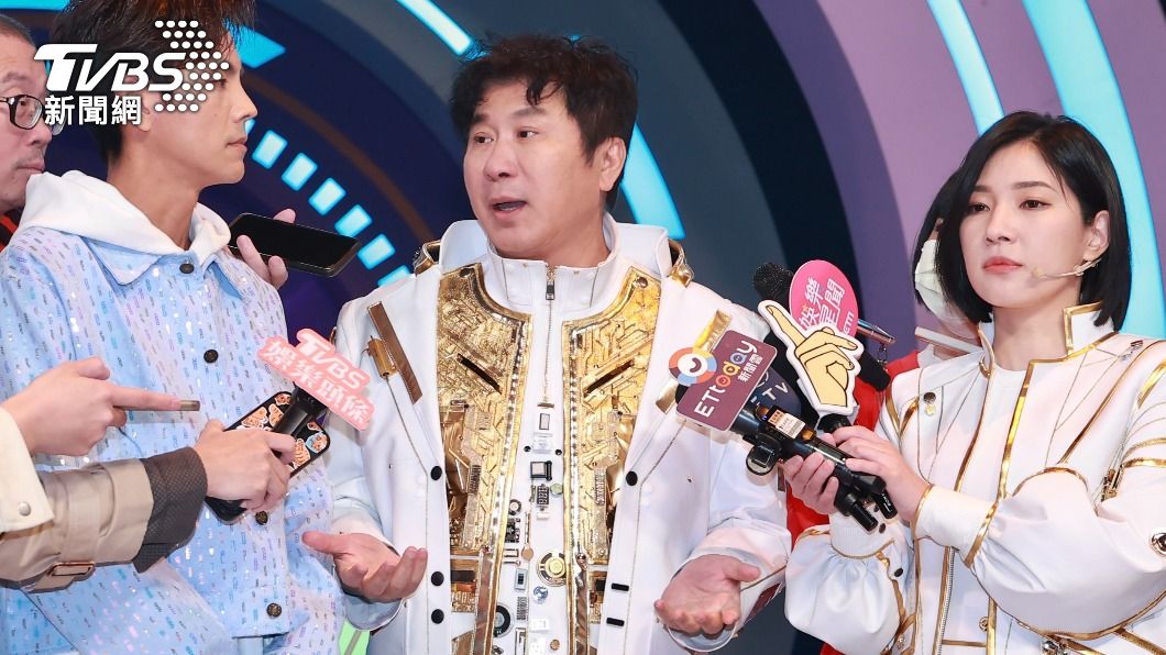 胡瓜(中)今受訪雖未動怒,但語氣滿是無奈,不忘提醒阿翔(左)記得照合約走。(圖/黃城碩攝)