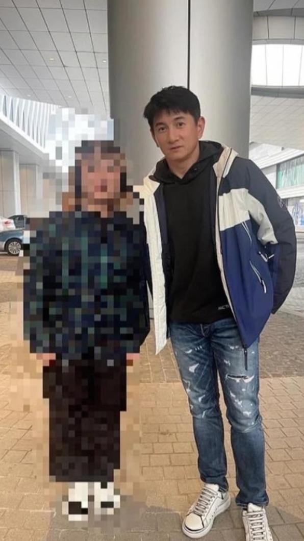 吳奇隆與粉絲合照,因拍攝視角關係使身高看似相近,引熱議。(圖/翻攝自微博)