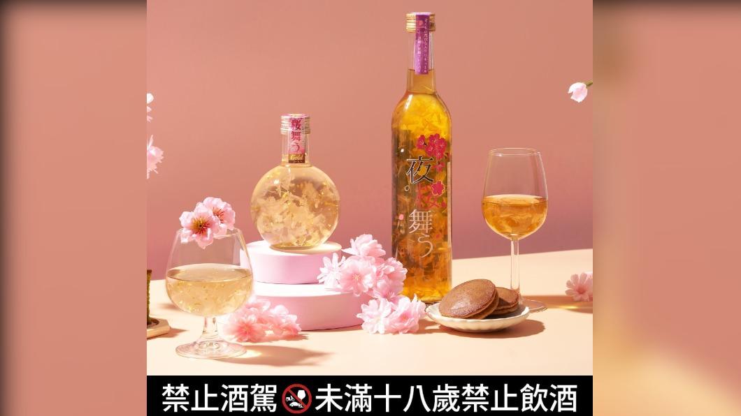 櫻花酒配甜點也是絕配。(圖/翻攝自唐吉訶德)