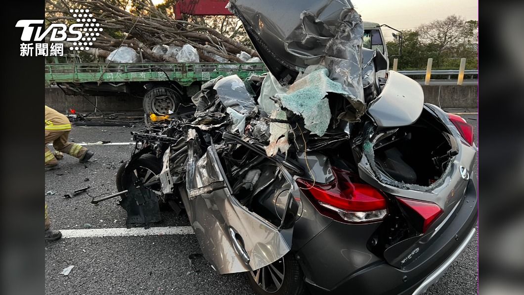 國3北上台南段重大追撞!轎車「擠成鐵球」 1男駕當場死亡