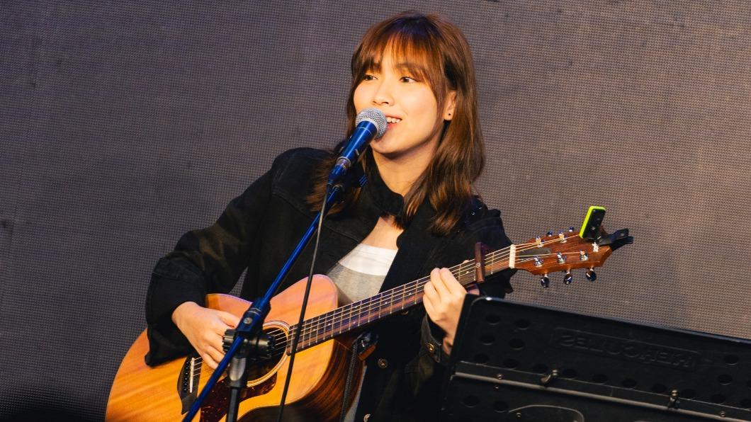 女星告白鐵粉突淚崩 歌迷拿「萬元方向盤」求簽名她傻眼了
