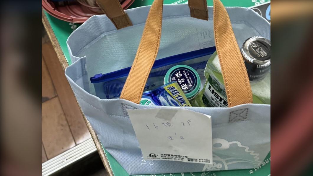 袋子裡裝了漱口水、舌苔棒、口香糖等潔牙物品。(圖/翻攝自Dcard)