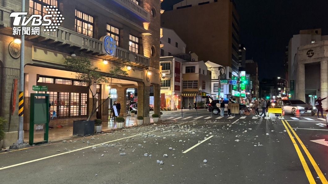 磚如雨下!台南市林百貨「磁磚大量脫落」 路旁BMW遭殃被砸