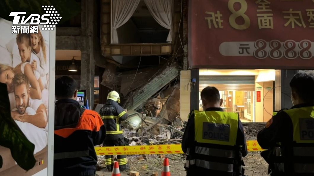 快訊/北市文昌街老宅「2樓地板坍塌」!騎樓機車衰被壓 無人受傷
