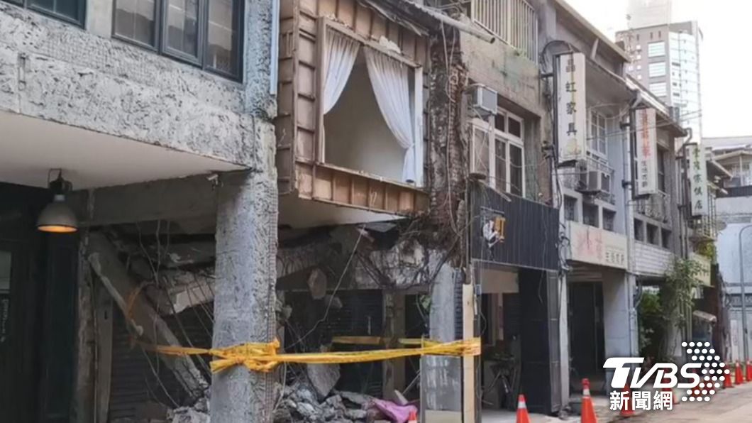 台北市大安區文昌街一處老舊公寓二樓地板突然坍塌。(圖/TVBS)