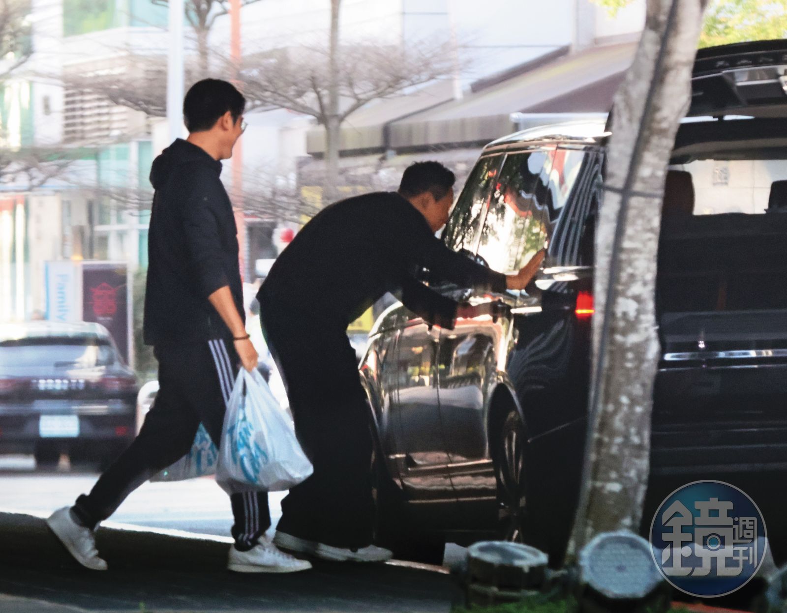 16：59，汪小菲還沒上車就在窗戶前熱情跟車內的人說話。（圖／鏡週刊）