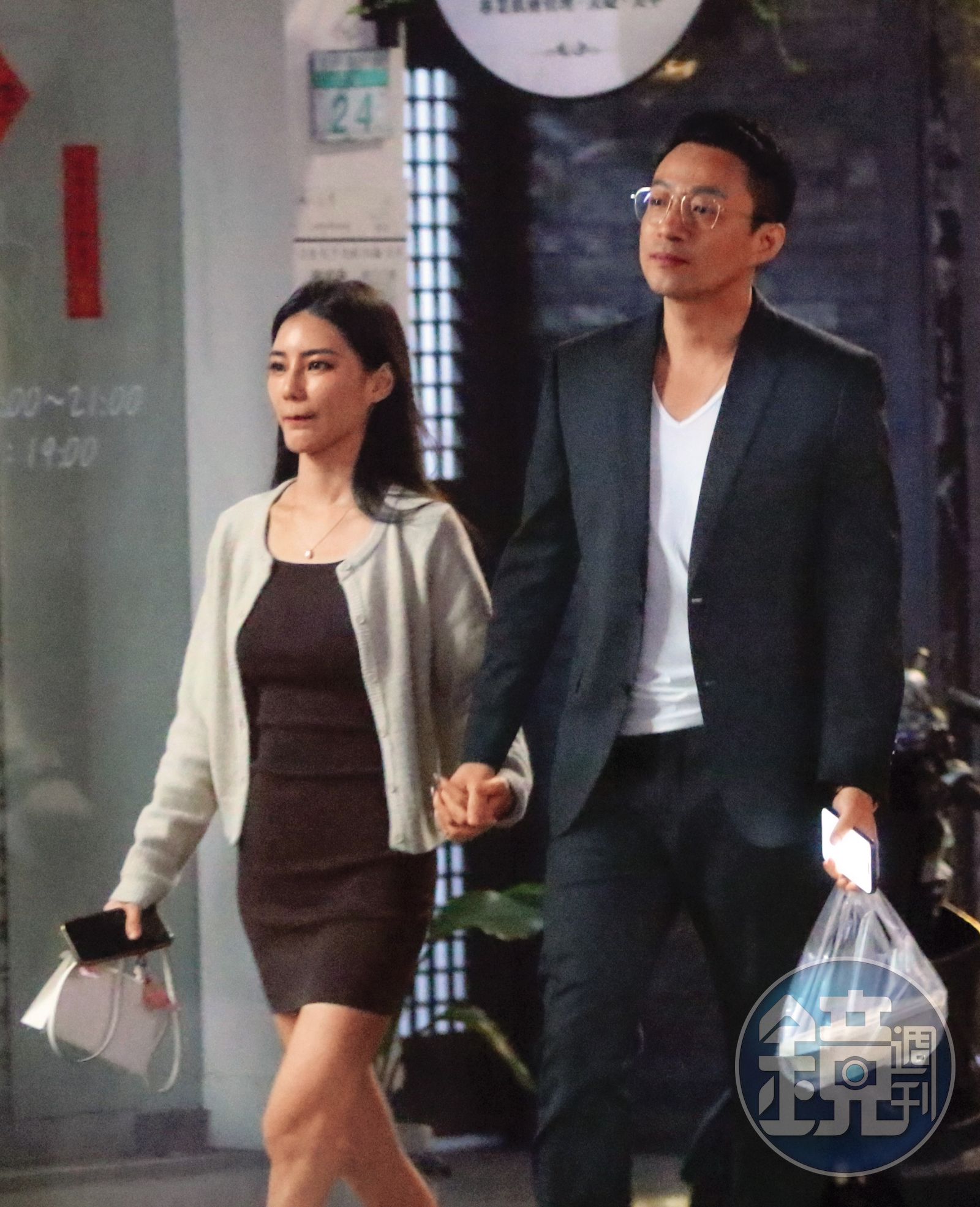 19：32，汪小菲（右）和Mandy（左）出門在外都手牽緊緊，看來感情真的還不錯。（圖／鏡週刊）