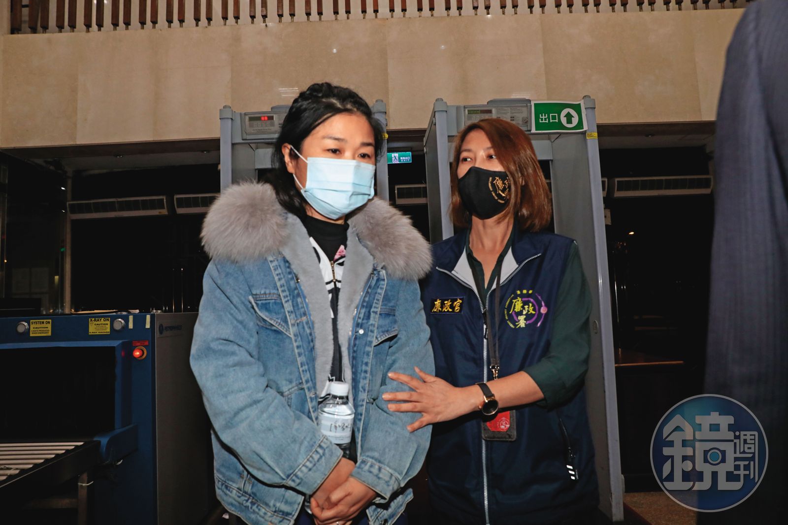 陳重文的妻子白惠萍(左)被懷疑是大帳房,以200萬元交保。(圖/鏡週刊)
