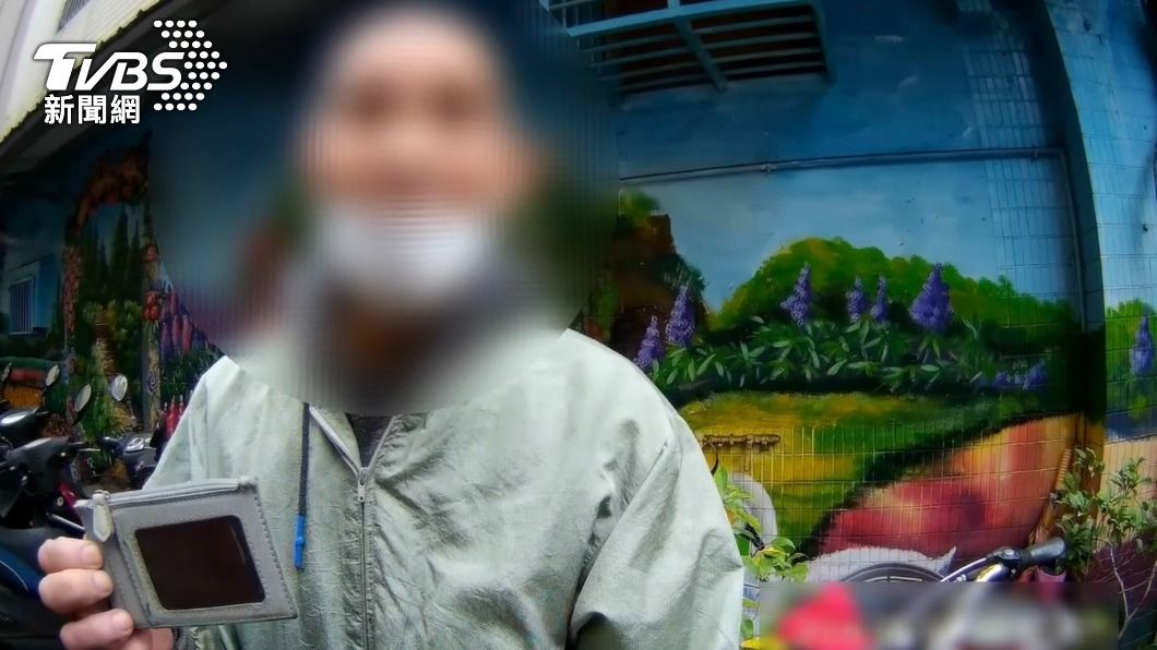 逃亡10年的程姓通緝犯被盤查時頻頻發抖。(圖/TVBS)