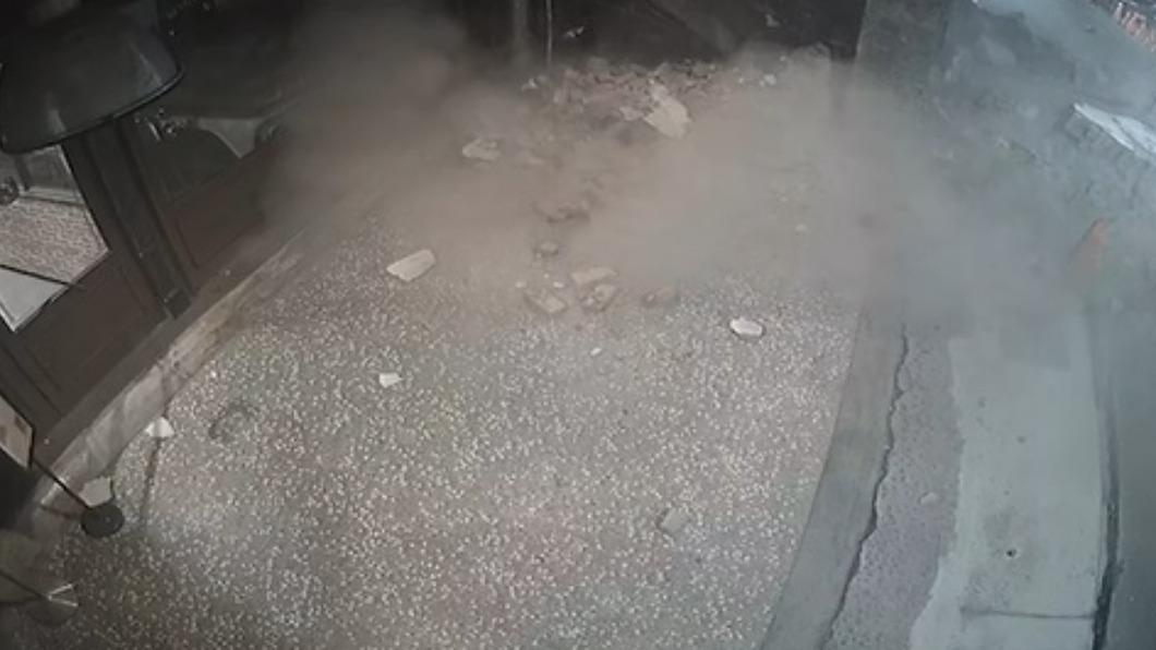 瞬間曝光!大安區老公寓年久失修崩塌 小轎車只差5秒就被砸