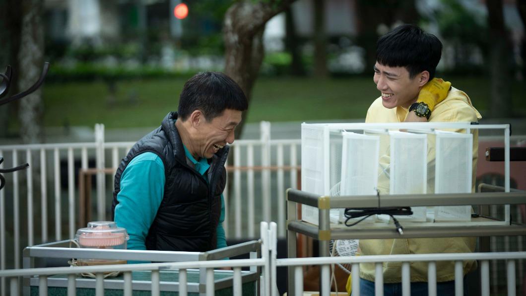 余晉(右)很榮幸能和郭子乾飾演父子,戲外也培養出好友情。(圖/瀚草文創提供)