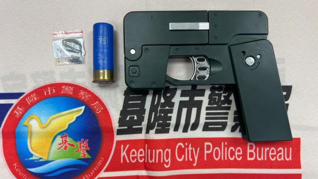 警方在林姓嫌犯住處，除了查獲毒品安非他命外，還起出罕見的摺疊手槍。（圖／基隆市警方提供）