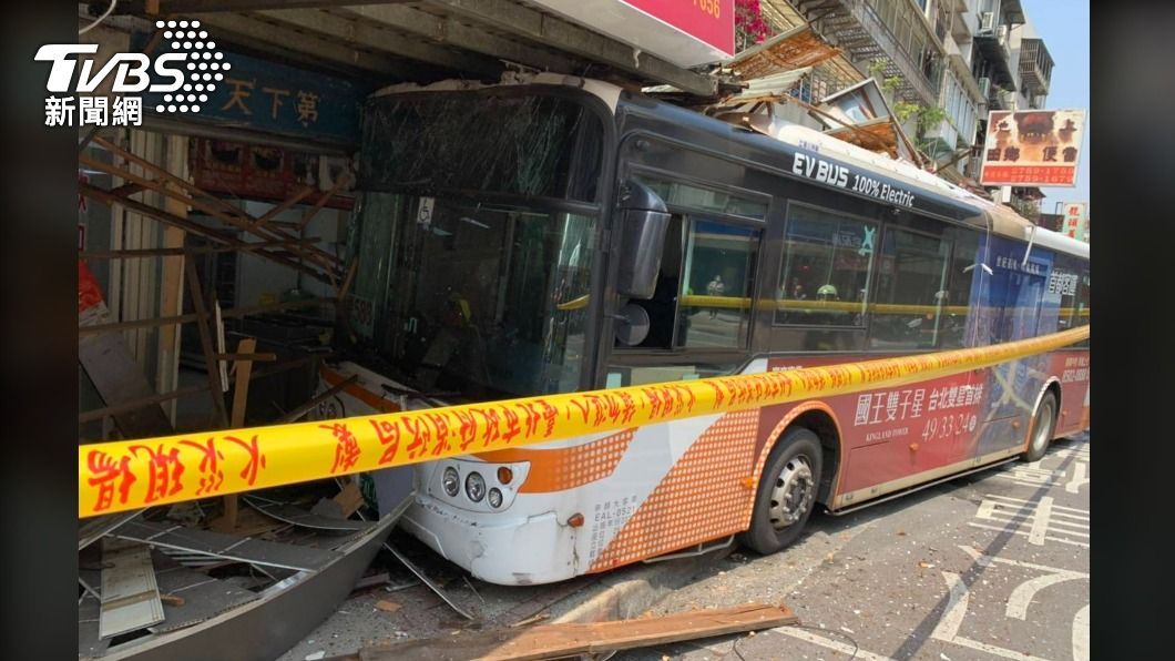 北市公車失控撞三媽臭臭鍋 女行人遭掉落物砸破頭濺血送醫