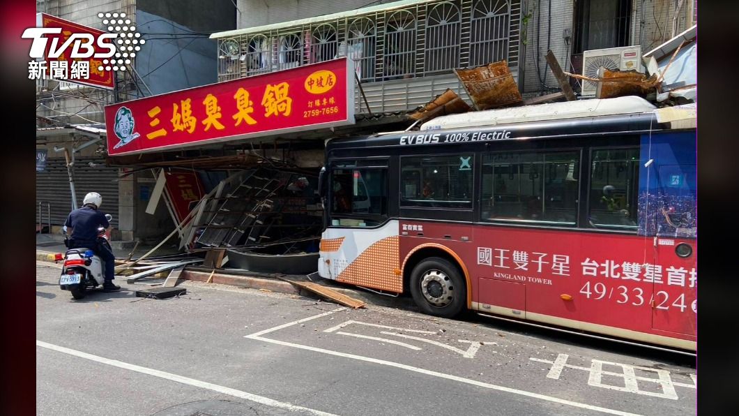 公車不明原因擦撞民宅屋簷,造成2人受傷送醫。(圖/TVBS)