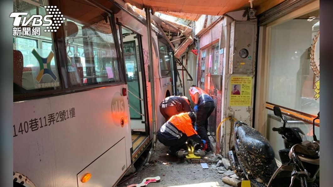 公車不明原因擦撞民宅屋簷,造成2人受傷送醫。(圖/TVBS)