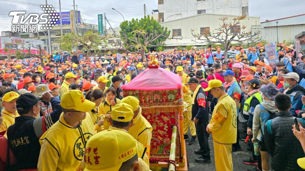強忍不適發糖果!香燈腳大媽竟丟地嗆「難吃還給」 她心酸忍淚