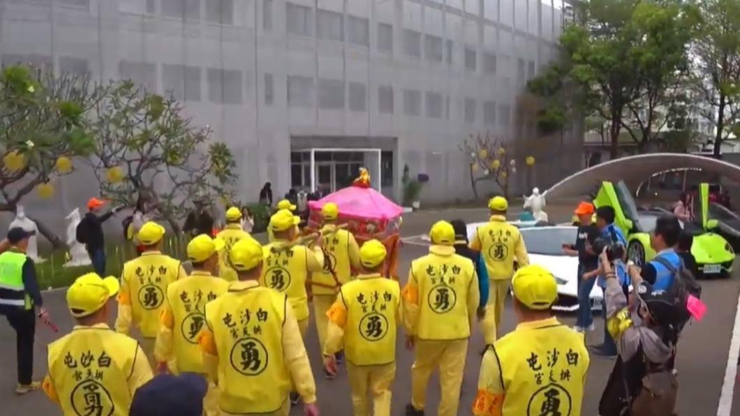 粉紅超跑衝進來!白沙屯媽祖停駕「台灣零件王」 爆插曲直播全放送