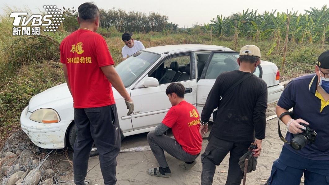 趙男為了湮滅證據,將車輛棄置在大樹區高屏溪裡。(圖/TVBS)