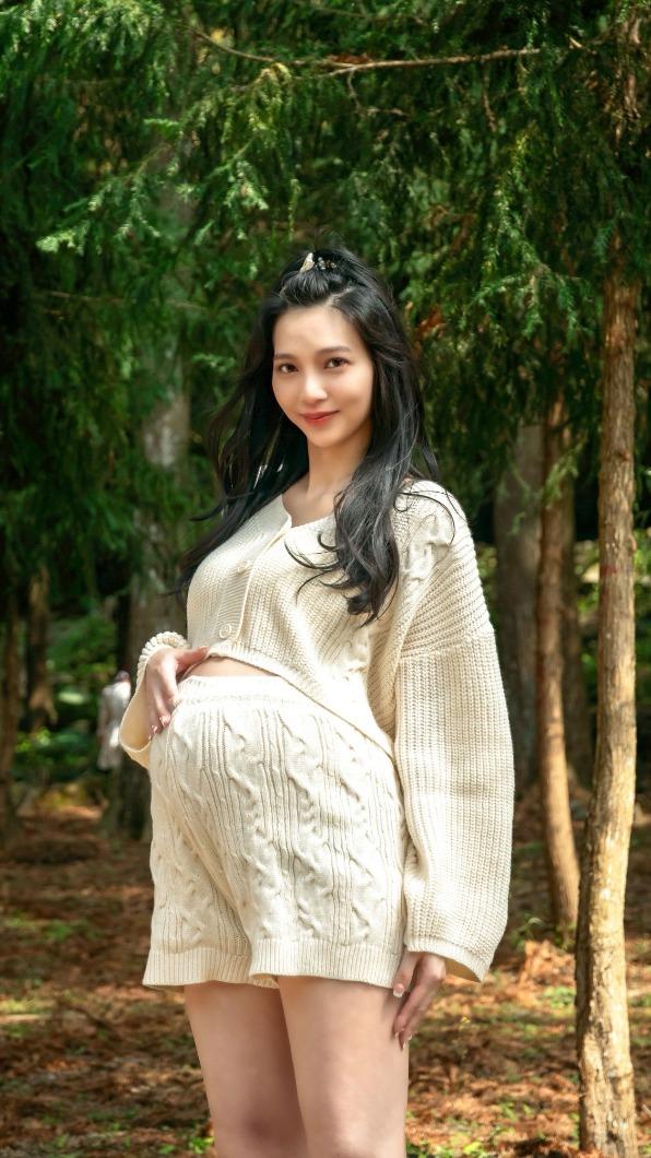 陳緗妮卸貨倒數,挺著9個月大的孕肚拍攝唱跳MV。(圖/馬槽音樂提供)