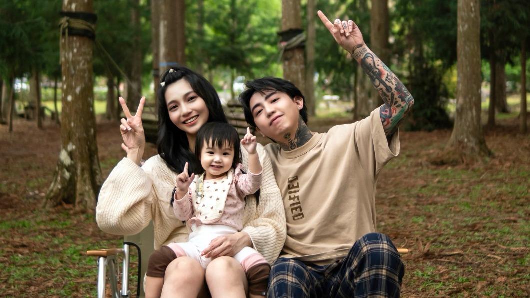 陳緗妮(左)拍攝期間,老公謝和弦帶著女兒相伴。(圖/馬槽音樂提供)