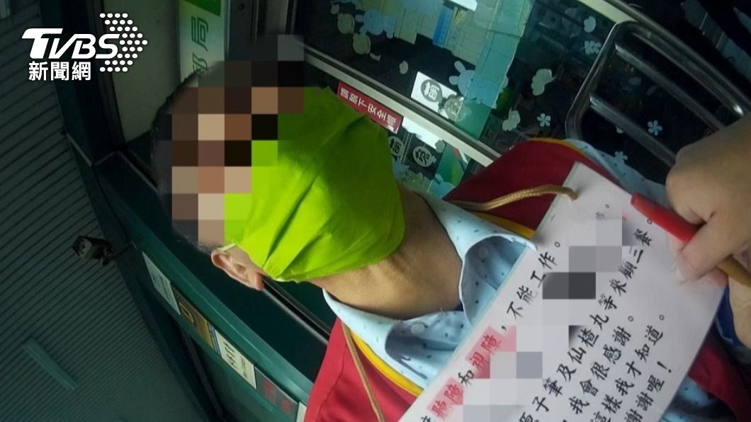 賺錢工具丟了！視障男驚慌失控　暖警手心寫下「警察」安撫幫找
