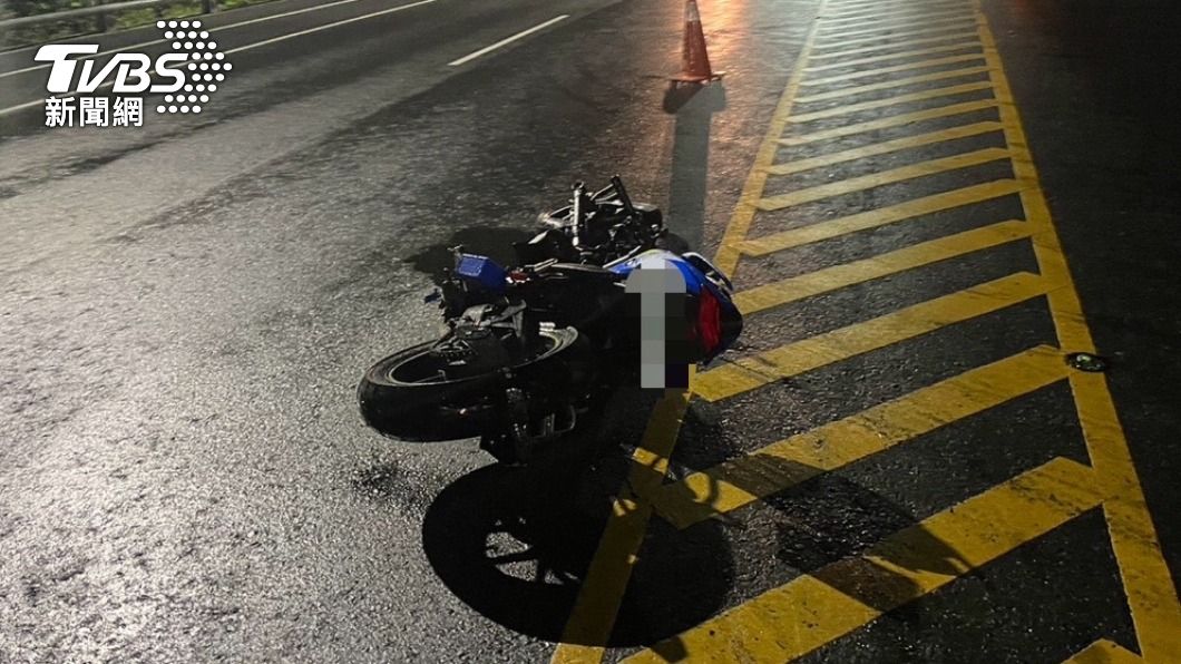 重機騎士與轎車相撞。（圖／TVBS）
