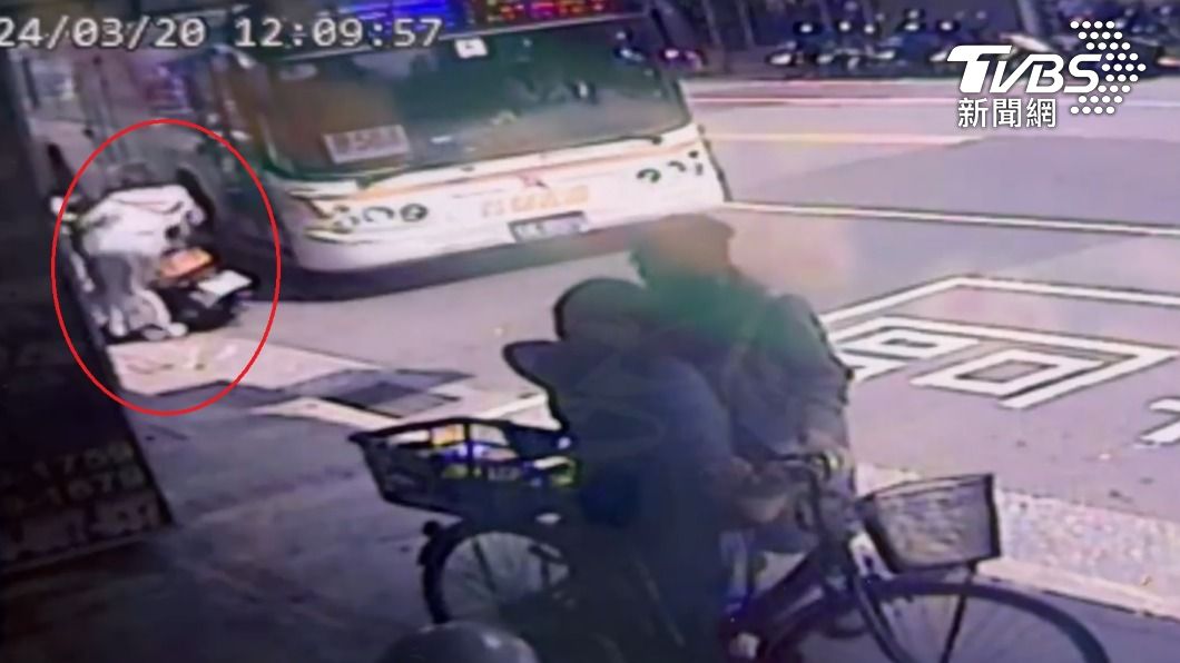 1名女路人被公車撞倒的機車波及。(圖/民眾提供)
