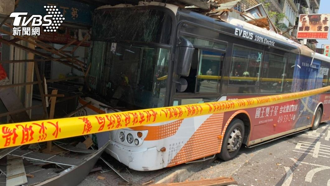 公車撞進火鍋店。(圖/TVBS)