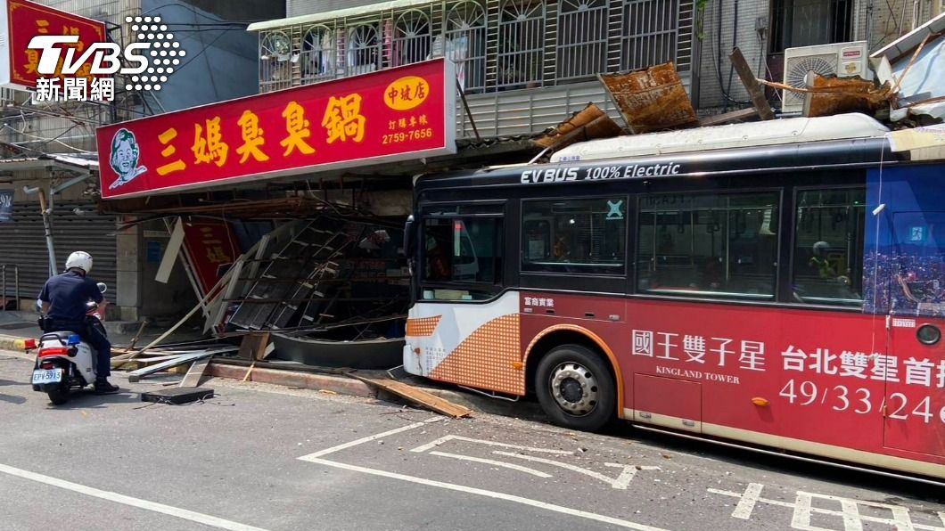 公車撞進火鍋店。(圖/TVBS)