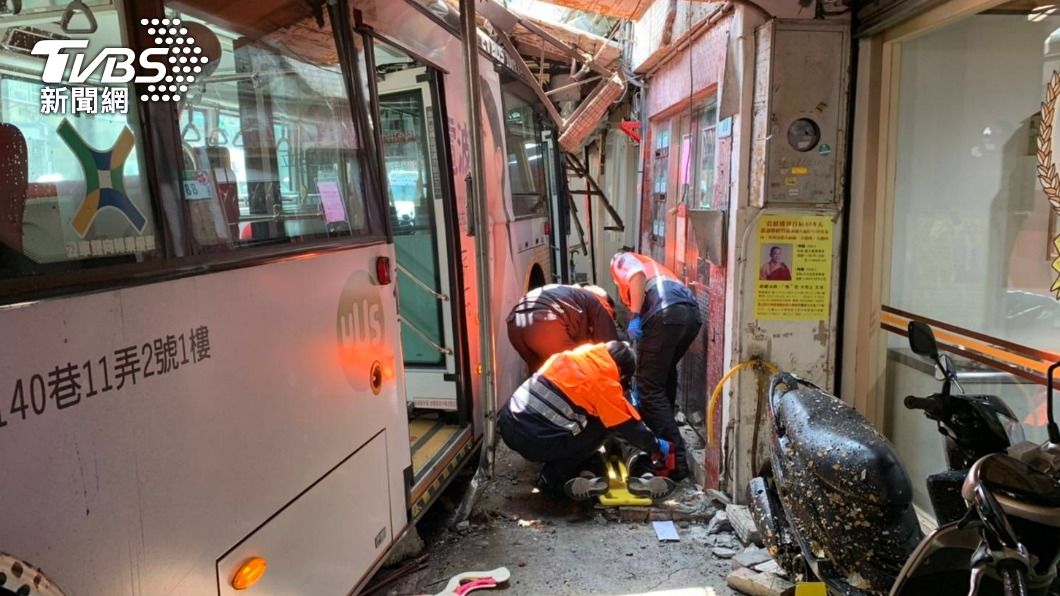 公車撞進火鍋店,警消到場救護。(圖/TVBS)