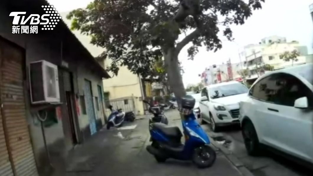 員警陪婦人找了1小時的機車。（圖/TVBS）