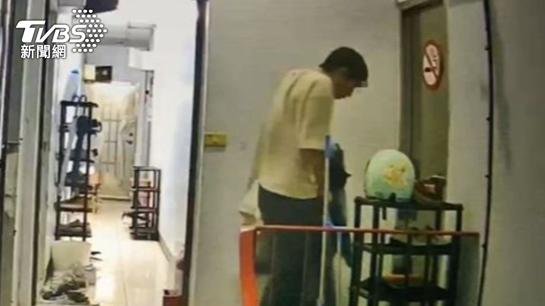 學弟以棉被包裹貓咪。(圖/新北市動保處提供)
