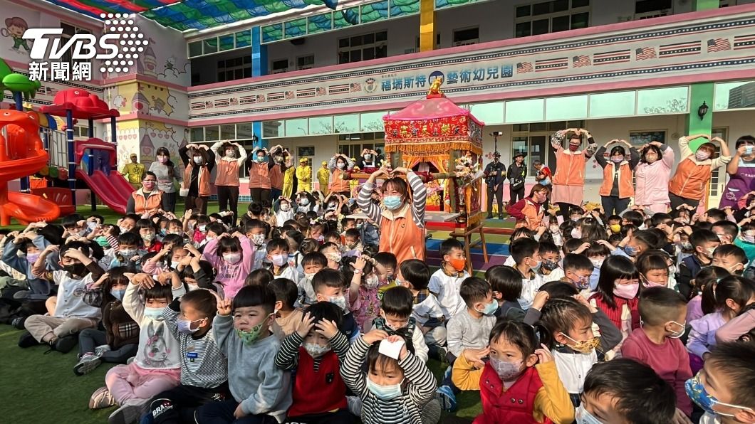 替孩子祈福!媽祖頻停駕幼兒園 小朋友比愛心喊:我愛祢