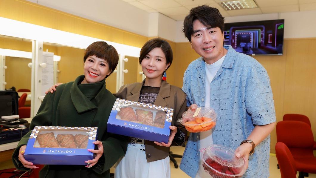 錦雯（左）帶甜點、水果探班《姊妹亮起來》主持人于子育（中）、梁赫群。 （圖／民視提供）