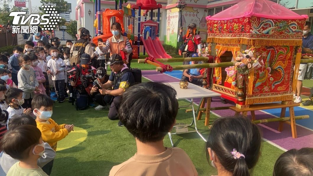 媽祖停駕在幼兒園。（圖／白沙屯拱天宮提供）