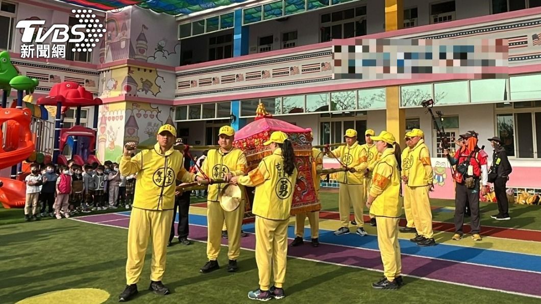 小朋友看了懵懂又好奇。（圖／白沙屯拱天宮提供）