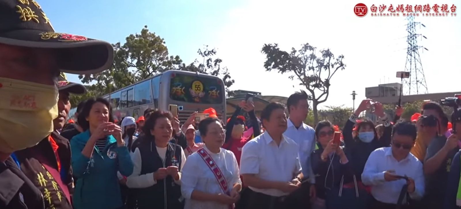 白沙屯媽祖見到傅崐萁、徐榛蔚夫妻倆後，神轎立刻右甩繞過，引起網路熱議。（圖／翻攝自白沙屯媽祖網路電視台YT頻道）