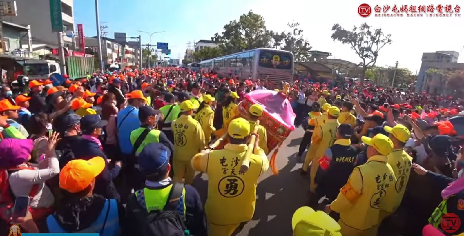 白沙屯媽祖見到傅崐萁、徐榛蔚夫妻倆後，神轎立刻右甩繞過，引起網路熱議。（圖／翻攝自白沙屯媽祖網路電視台YT頻道）
