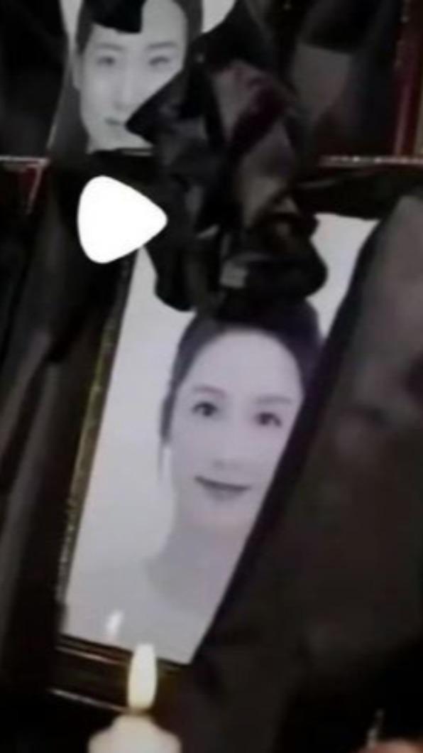 李沁證件照被P成黑白,在短劇中充當遺照使用。(圖/翻攝自微博)