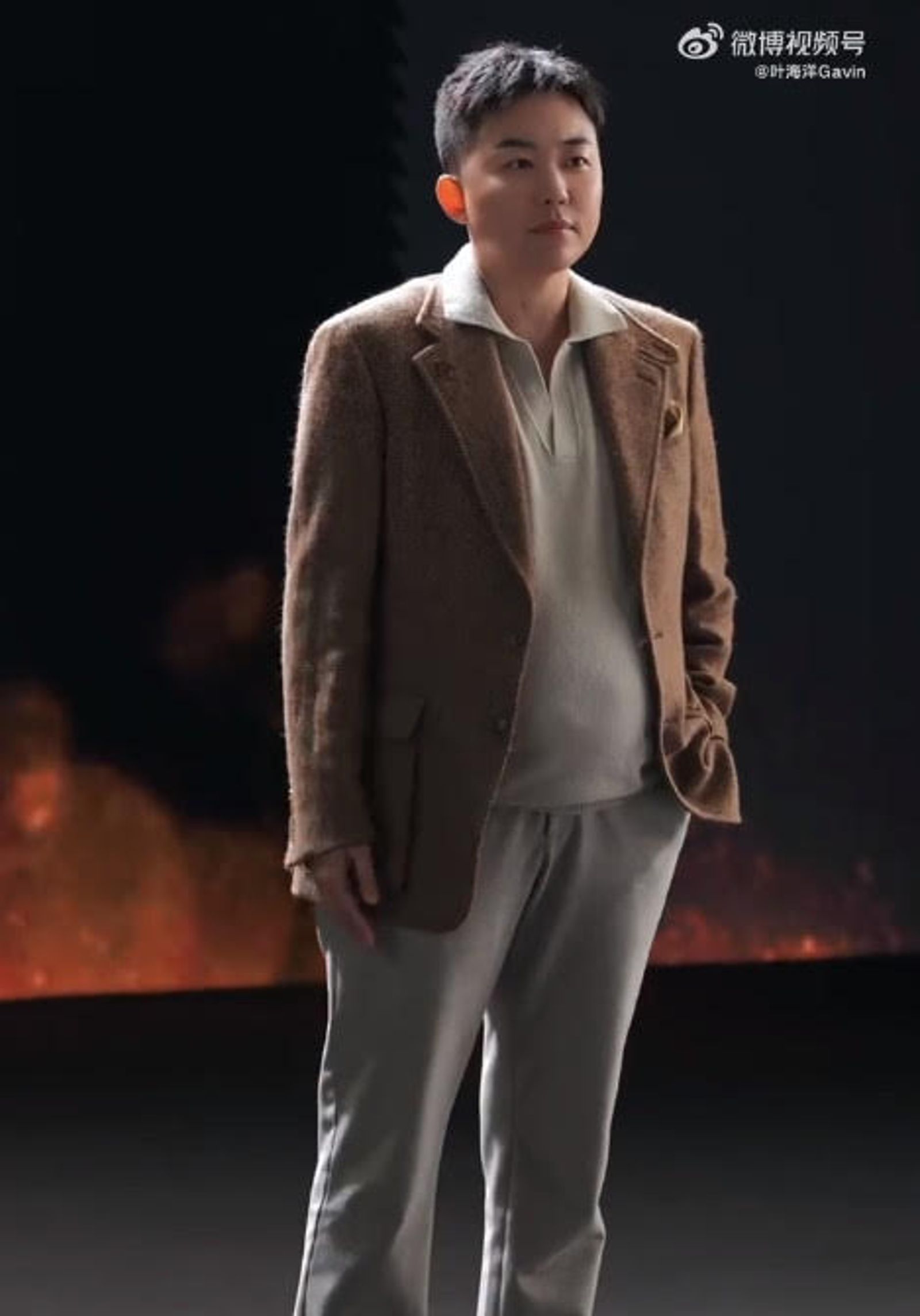 葉海洋在外國做試管嬰兒計畫生第3胎,近日演講時孕肚十分明顯。(翻攝微博)