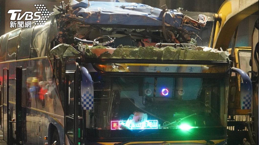 高雄遊覽車直撞涵洞「車頭削爛」1死14傷　駕駛6年違規3件