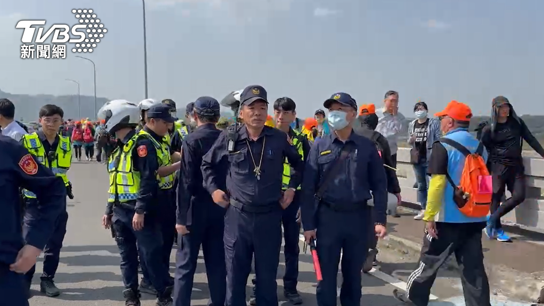 斗六警分局在彰雲大橋待命。(圖/民眾提供)