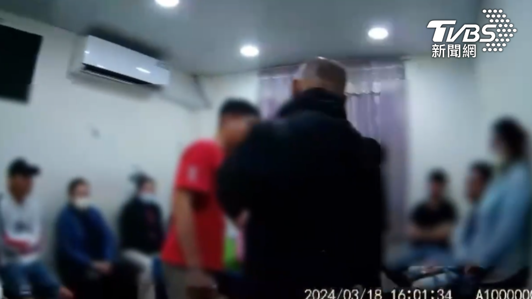 警方入內搜索時現場仍在打天九牌。（圖／TVBS）
