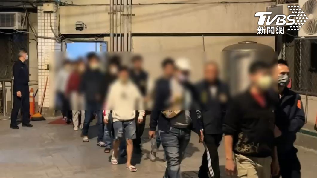 現場賭客和負責人均移送。（圖／TVBS）
